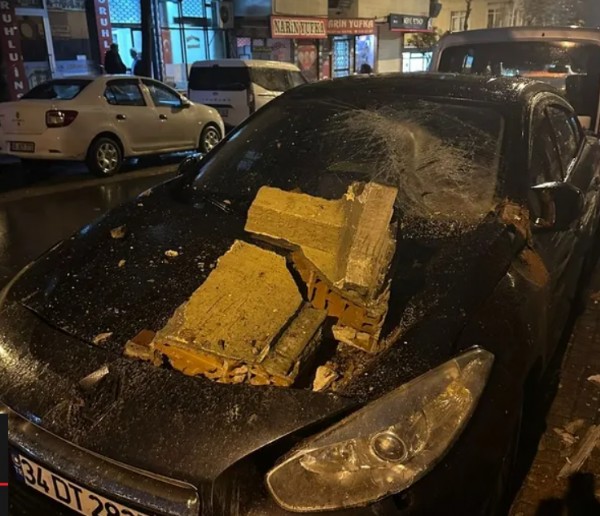 İstanbul'da Fırtına Dehşeti!